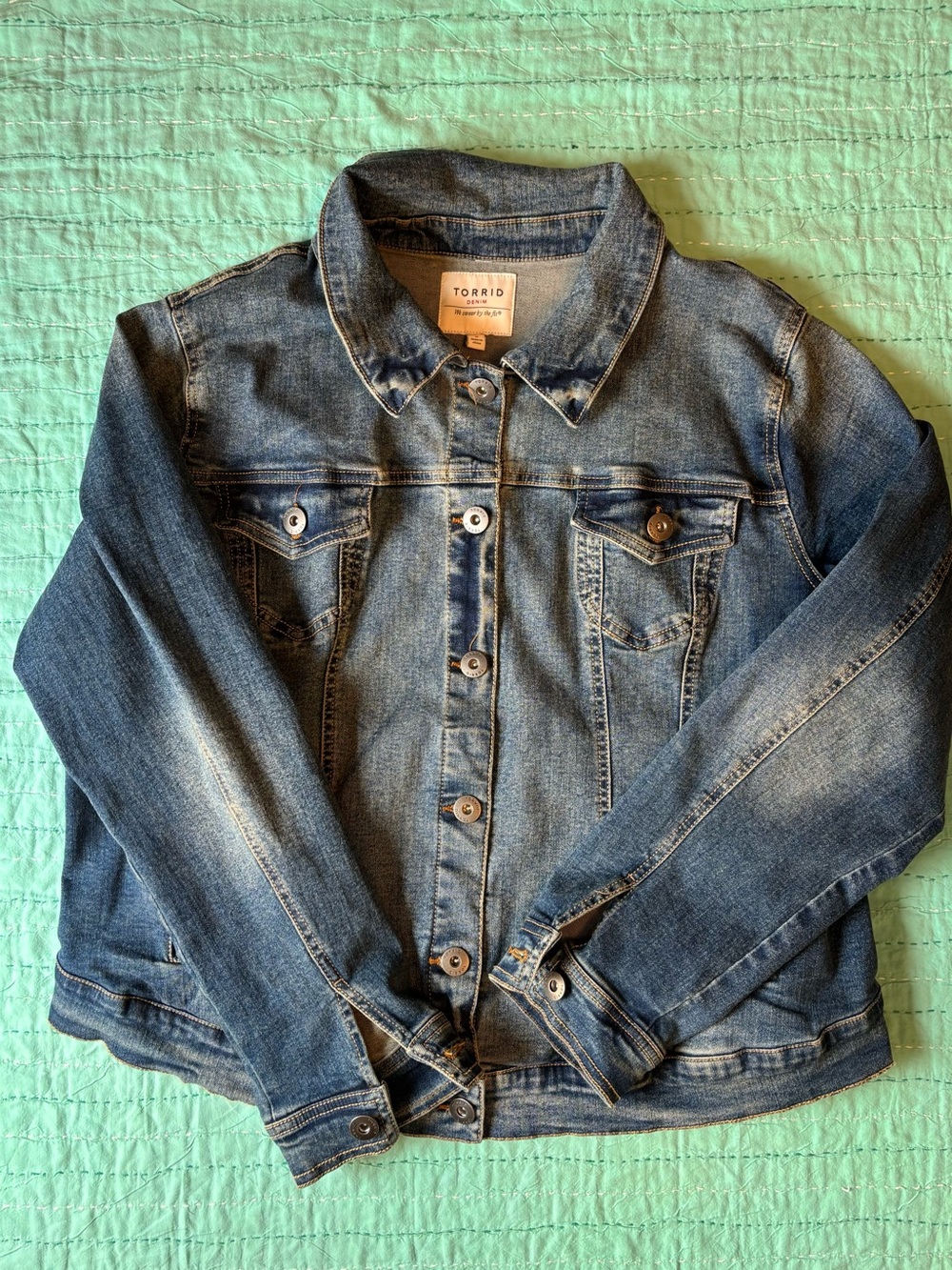 Torrid Women’s Button Up Faded Blue Denim Jacket Size 2 Stretchy